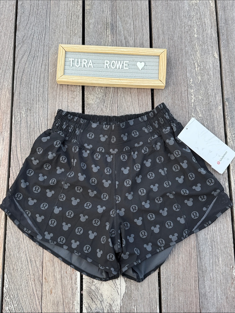 Disney x lululemon Hotty Hot High-Rise Short 4" Disney Classic Black Size 4 NWT